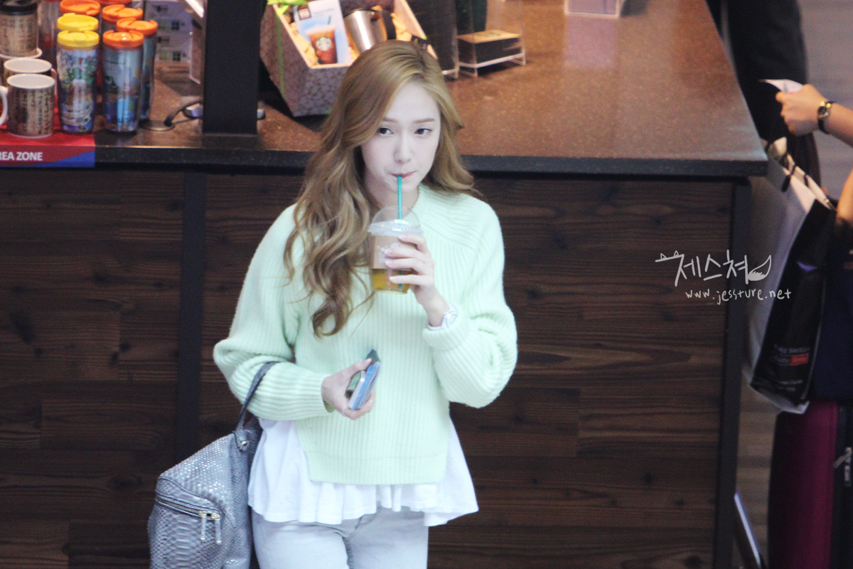 [PIC][12-05-2013]Jessica khởi hành đi Hồng Kông để tham dự sự kiện khai trương của "Demin Popup Store" vào sáng nay - Page 5 01184D4D51AE139B2B6D0A