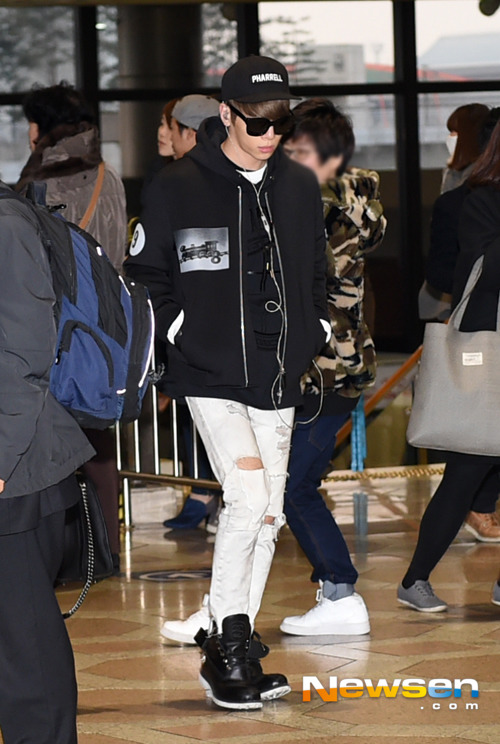 160110 Jonghyun @ Aeropuertos de Gimpo y Haneda {Rumbo a Japón} 213B513F5691E8081A7311