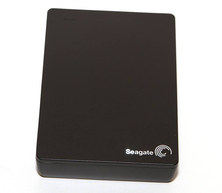 씨게이트 백업 플러스 패스트 리뷰, Seagate Backup Plus FAST,Seagate Backup Plus FAST portable,Backup Plus FAST,씨게이트,Seagate,백업 플러스 패스트,리뷰,후기,사용기,IT제품리뷰,백업,USB 3.0,USB 3.0 외장하드,씨게이트 백업 플러스 패스트 리뷰를 시작합니다. 영문으로 명칭은 Seagate Backup Plus FAST Portable 입니다. 백업이라는 이름이 들어가있듯 기본으로 탑재된 소프트웨어로 다양한 내용을 백업할 수 있습니다. 그런데 백업장치의 생명은 안정성과 속도 입니다. 씨게이트 백업 플러스 패스트 리뷰를 통해서 이 제품의 성능 및 소프트웨어적 특성 등을 확인할 수 있습니다. 이 제품은 2.5인치의 제품이며 4TB의 용량을 가지고 있지만 별도로 전원을 넣지 않고 USB 케이블 하나만으로 사용이 가능 합니다. 물론 RAID 0으로 2TB 2.5인치 제품이 2개가 내부에 들어가 있는 형태로 되어있습니다. 그런 이유로 순차 읽기 쓰기 속도가 상당히 빠릅니다. 씨게이트 백업 플러스 패스트 리뷰를 통해서 저도 하나의 가능성을 봤습니다. 작고 가벼운 제품이 나올 수록 더 좋은 고성능의 제품이 나오기 훨씬 쉽다는 것을 말이죠. 개인적으로 Seagate Backup Plus FAST 디자인은 너무 만족스러웠습니다. 제품의 상판과 하판은 넓이가 조금 달라서 아래는 좁고 위는 약간 넓은 형태로 되어있습니다. 좀 불안정해 보일 수 도 있으나 무게가 약간 있어서 그렇게 불안정하진 않았습니다. 상판과 측면 , 아래쪽 모두 무광처리가 되어있어서 자주 만져도 지문이 남지 않는 타입입니다. 상판의 오른쪽 아래에는 Seagate라는 문구와 씨게이트의 로고가 있는것 외에는 여백을 넓게 두고 무늬가 없어서 깔끔합니다. 왼쪽 상단에 LED도 상당히 절제된 형태로 얇은 띠 형태로 되어있습니다. 한가지 아쉬운점이 있다면 아래 부분에 고무다리가 없다는 점 이네요. 그래서 책상에 올려놓고 조금 밀면 쉽게 밀립니다. 그래도 다행인점은 2개의 하드디스크가 돌아가는 이유로 절전도 중요한데 절전시간은 소프트웨어를 통해서 제어가 가능합니다. 그 외에 소프트웨어를 통해서 백업을 하는 기능은 상당히 꼼꼼하게 잘 만들어둬서 백업용으로 이 장치를 쓴다면 상당히 괜찮을듯 합니다.