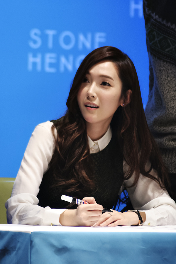 [PIC][01-12-2013]Jessica xuất hiện tại buổi fansign thứ 2 cho thương hiệu "STONEHENgE" vào trưa nay - Page 2 21472641529E54CA0818D8