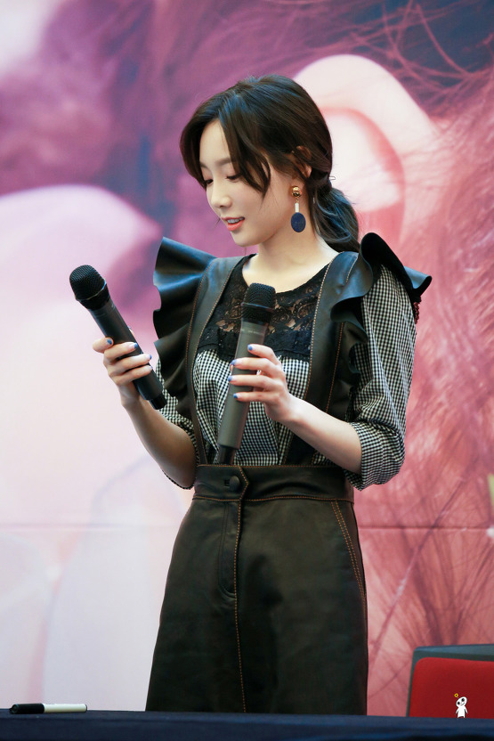 [PIC][16-04-2017]TaeYeon tham dự buổi Fansign cho “MY VOICE DELUXE EDITION” tại AK PLAZA vào chiều nay  - Page 4 221A174D58F98CB10A4280