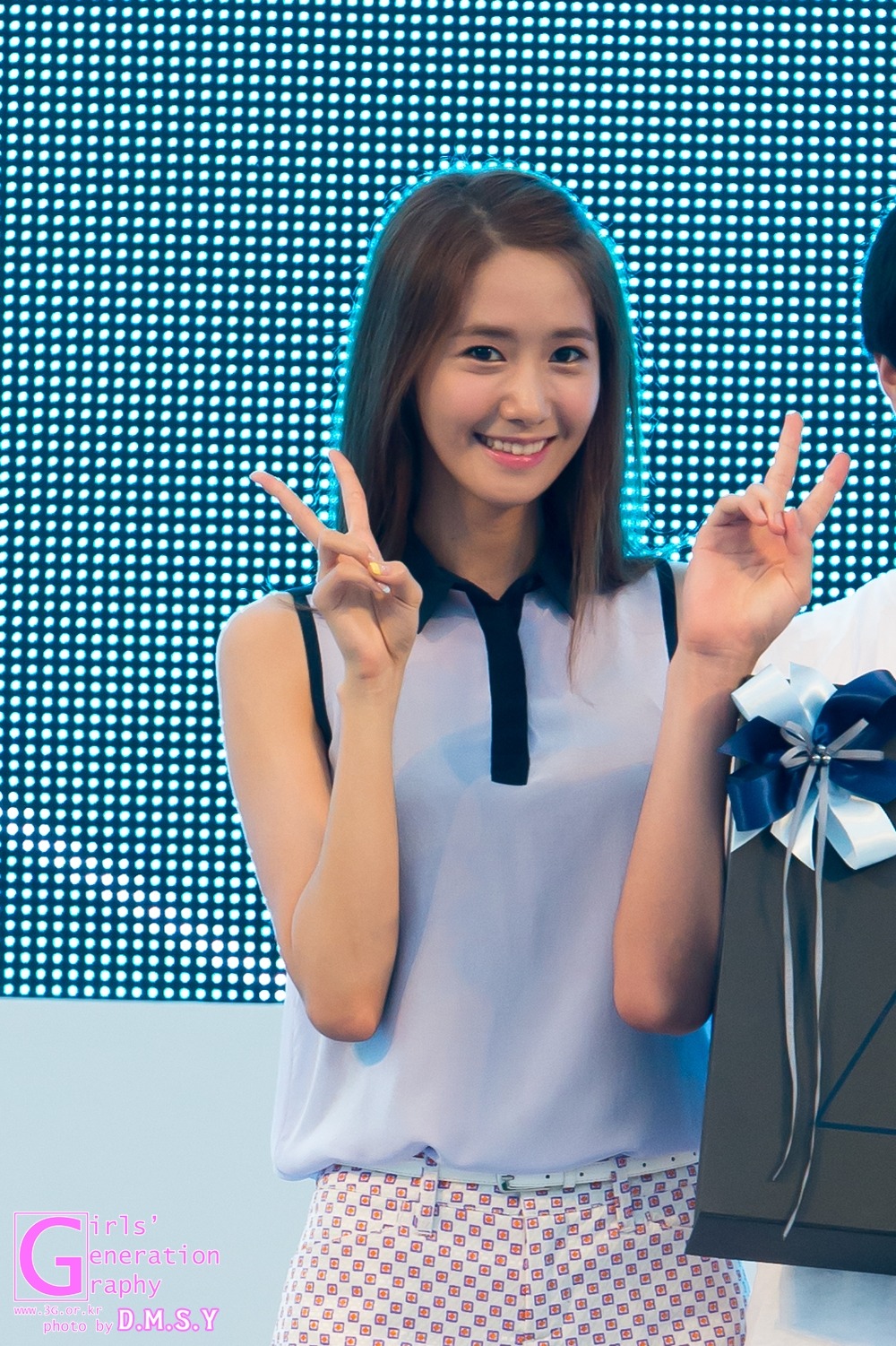 [PIC][29-07-2013]YoonA xuất hiện tại sự kiện SKT ở "Changwon Mechanical High School" cùng SHINee MinHo vào chiều nay  - Page 2 22410343521D7255229CB2