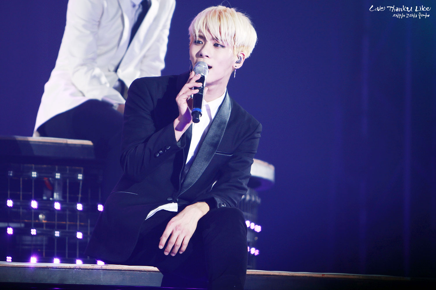 140309 Jonghyun @ SHINee World Concert III in Seoul, Día 2 2248E841531CA0C705BA9E