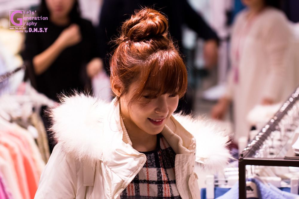 [PIC][28-11-2013]Tiffany ghé thăm cửa hàng "QUA" ở Hyundai Department Store vào trưa nay 2270A638529744CC231183