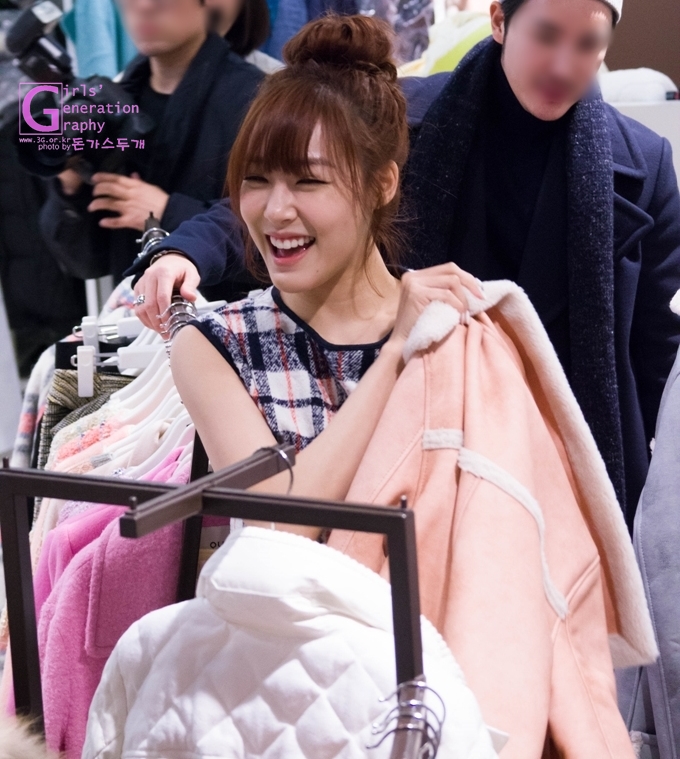[PIC][28-11-2013]Tiffany ghé thăm cửa hàng "QUA" ở Hyundai Department Store vào trưa nay - Page 2 233423455297567E1B8061