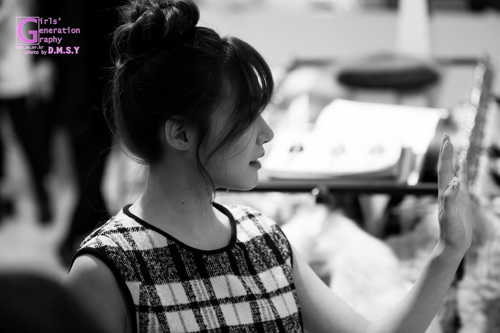 [PIC][28-11-2013]Tiffany ghé thăm cửa hàng "QUA" ở Hyundai Department Store vào trưa nay 23588F35529744DB303179