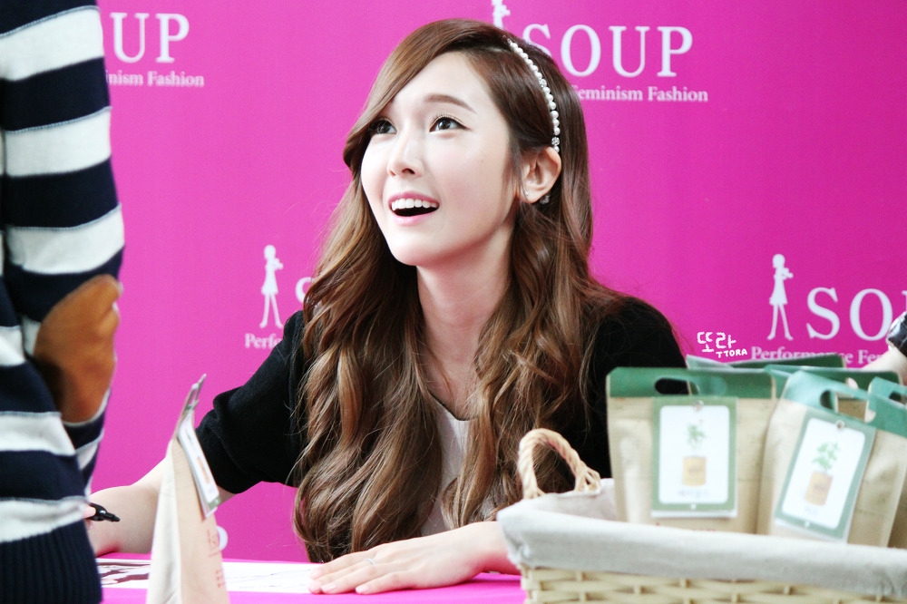 [PIC][04-04-2014]Jessica tham dự buổi fansign cho thương hiệu "SOUP" vào trưa nay 241BDF3C533F8F2713AAC9