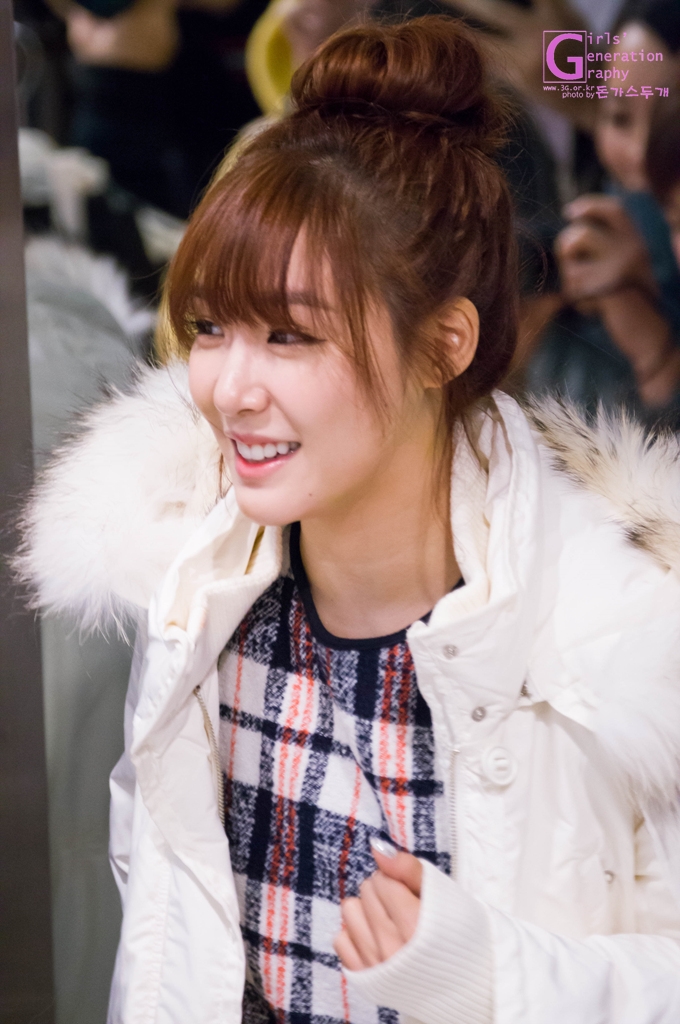 [PIC][28-11-2013]Tiffany ghé thăm cửa hàng "QUA" ở Hyundai Department Store vào trưa nay - Page 2 24627345529756210BB983