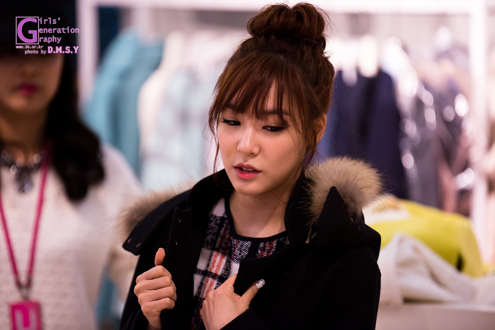 [PIC][28-11-2013]Tiffany ghé thăm cửa hàng "QUA" ở Hyundai Department Store vào trưa nay 247C623B5297454525F4F9