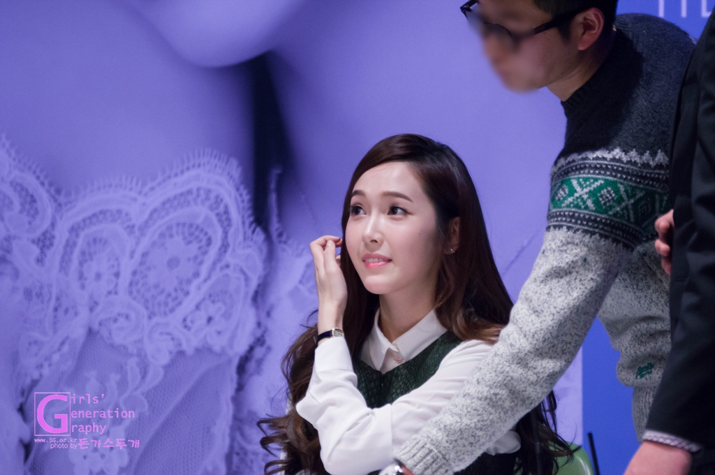 [PIC][01-12-2013]Jessica xuất hiện tại buổi fansign thứ 2 cho thương hiệu "STONEHENgE" vào trưa nay - Page 2 255D2D50529C610201DC8E