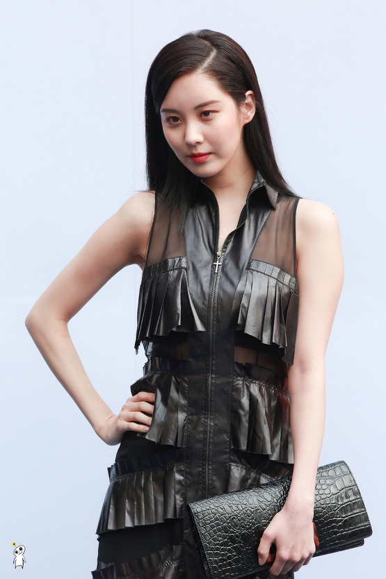 [PIC][28-03-2017]SeoHyun tham dự sự kiện ra mắt BST Thu - Đông của thương hiệu "RESURRECTION" trong khuôn khổ "2017 S/S HERA Seoul Fashion Week" vào chiều nay   - Page 2 2565084B590AFDAB0429DD