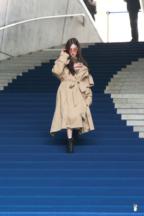 [PIC][29-03-2017]Tiffany tham dự sự kiện ra mắt BST Thu - Đông của thương hiệu "YCH" trong khuôn khổ "2017 S/S HERA Seoul Fashion Week" vào chiều nay - Page 3 26159847590AFE771A38AC