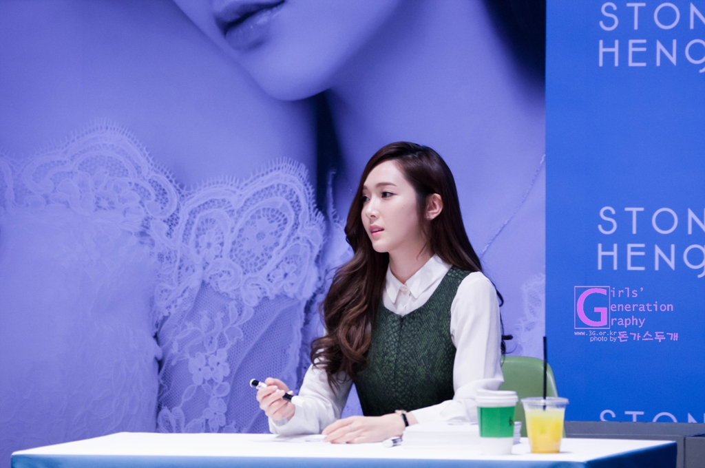 [PIC][01-12-2013]Jessica xuất hiện tại buổi fansign thứ 2 cho thương hiệu "STONEHENgE" vào trưa nay - Page 2 261EC54D529C60B32DAB46