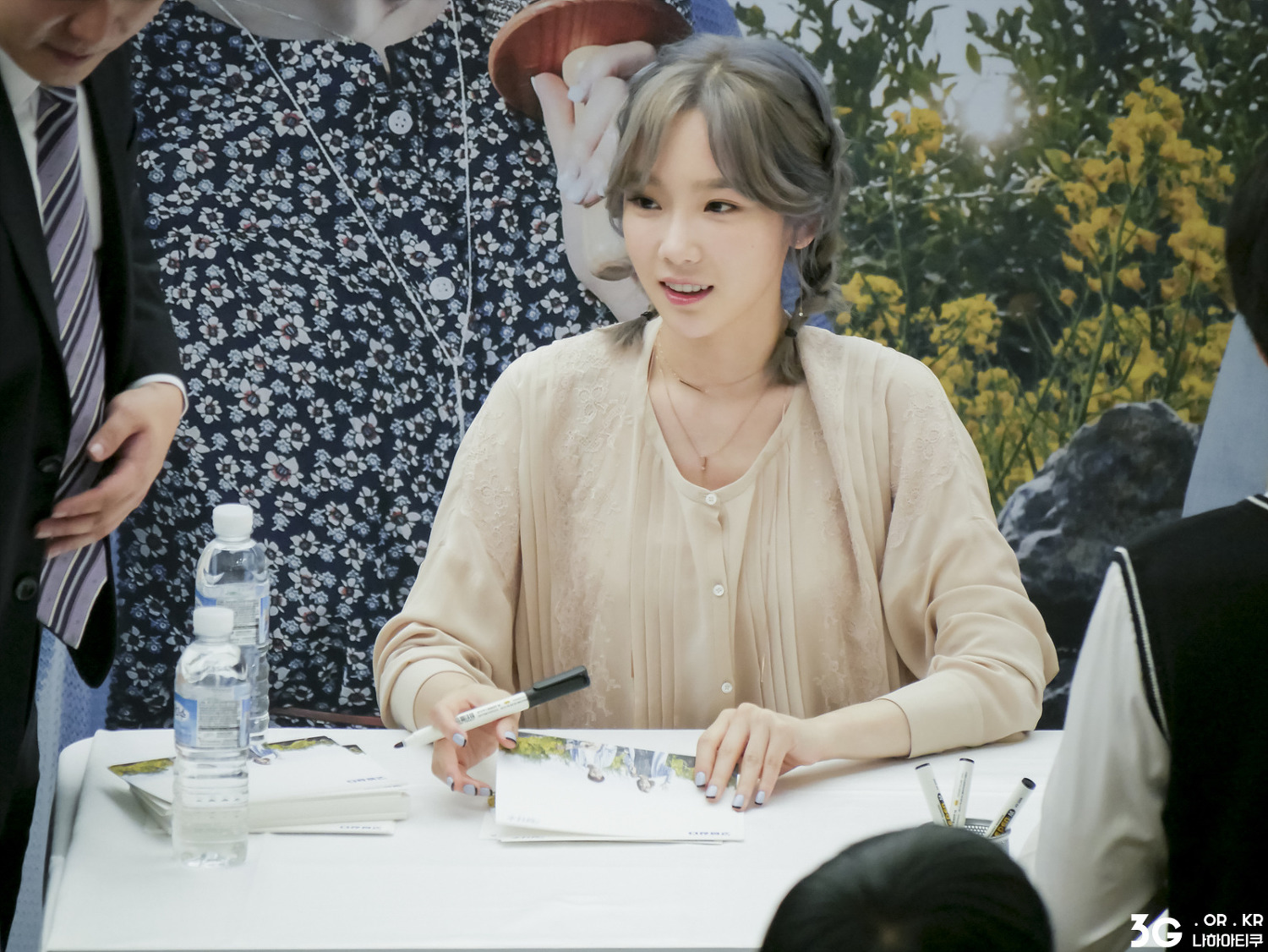 [PIC][23-09-2016]TaeYeon tham dự buổi Fansign cho thương hiệu nước uống "SAMDASOO" tại COEX Live Plaza vào tối nay - Page 8 26303D3E57E6AEB306CA8B