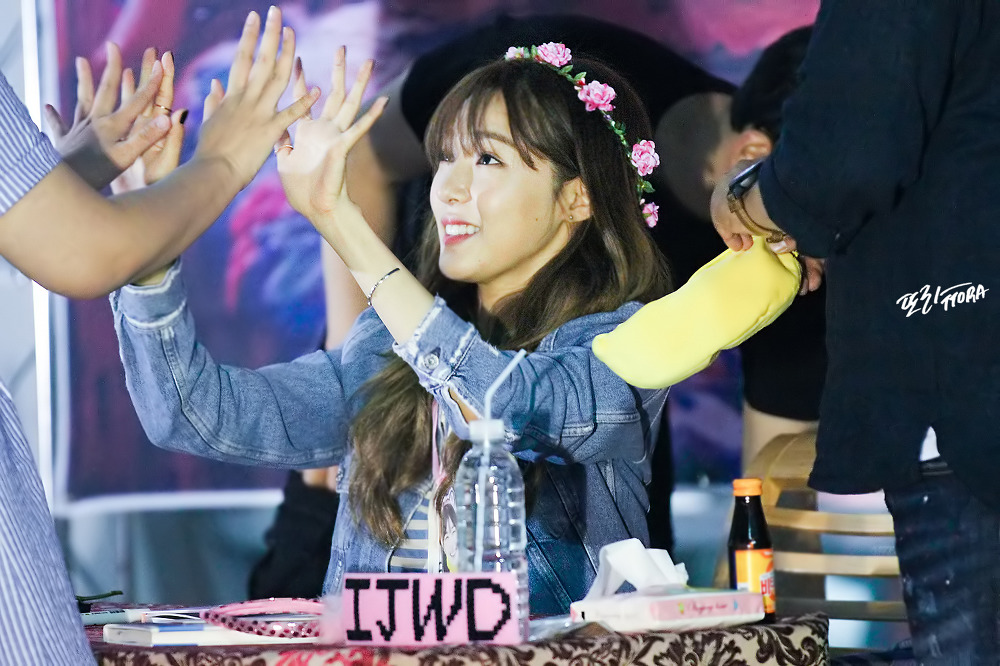 [PIC][06-06-2016]Tiffany tham dự buổi Fansign cho "I Just Wanna Dance" tại Busan vào chiều nay - Page 5 266FAB4457CEB4410440B5