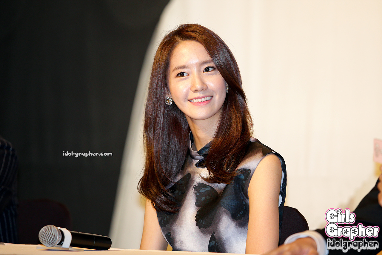 [PIC][04-12-2013]YoonA xuất hiện tại buổi họp báo bộ phim "Prime Minister Is Dating" vào trưa nay - Page 3 27723E4852ADA0460418D9