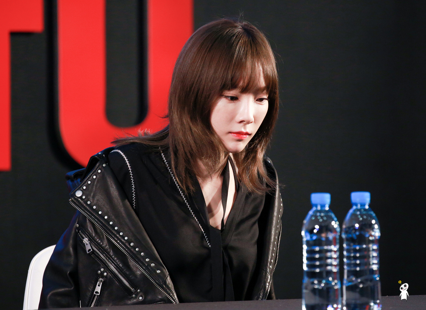 [PIC][18-11-2016]TaeYeon khởi hành đi Busan để tham dự buổi Fansign cho thương hiệu "Sword & Magic" vào hôm nay - Page 4 217D5039582FE27F207240