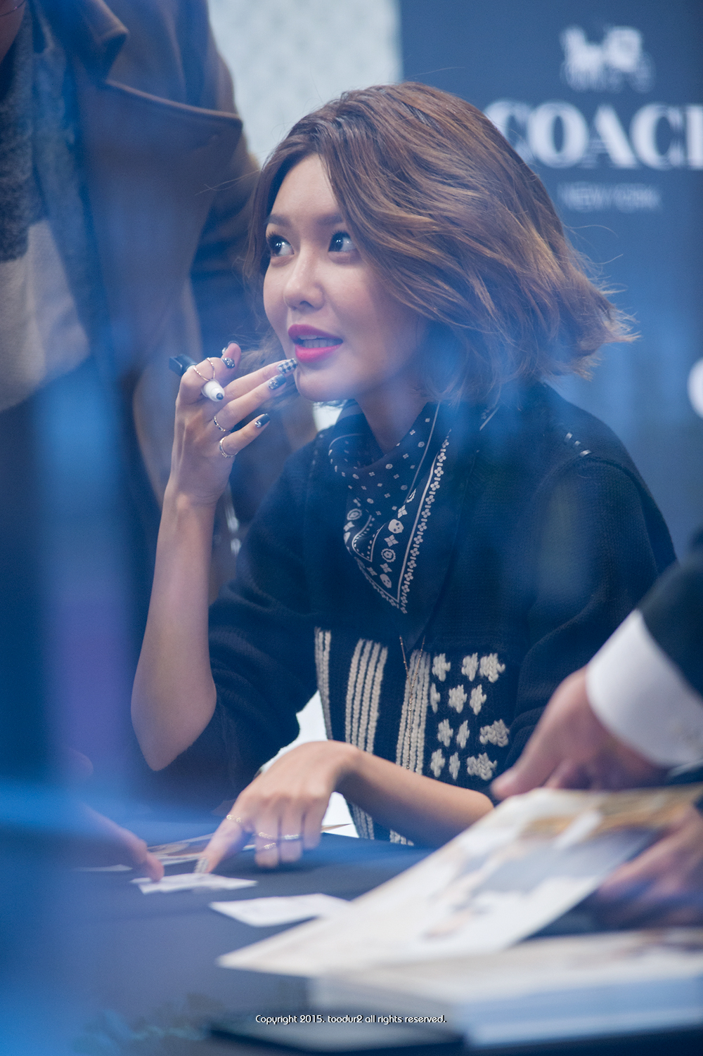  [PIC][27-11-2015]SooYoung tham dự buổi Fansign cho thương hiệu "COACH" tại Lotte Department Store Busan vào trưa nay 2452644C5659232703DA6A
