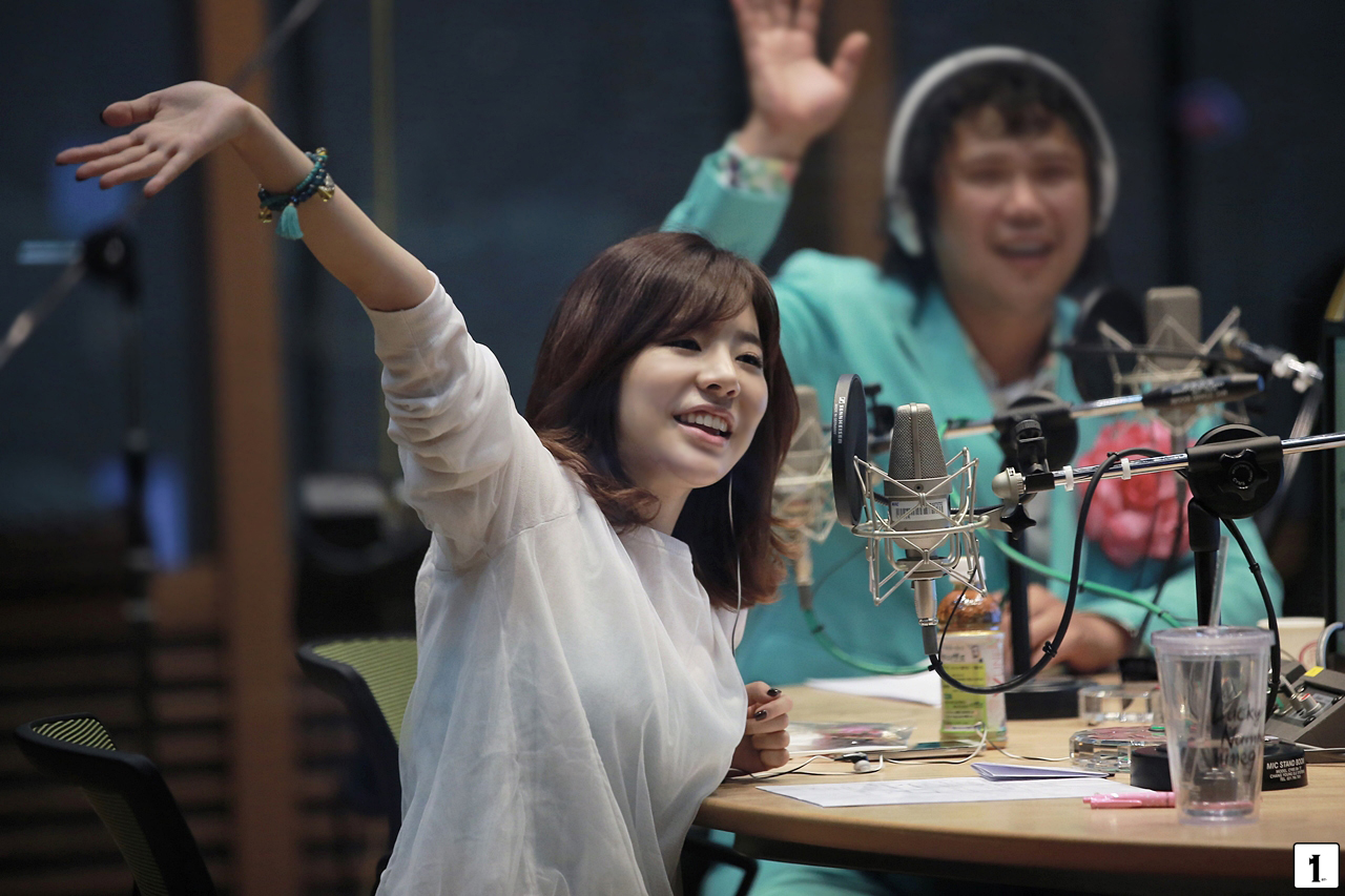 [OTHER][06-05-2014]Hình ảnh mới nhất từ DJ Sunny tại Radio MBC FM4U - "FM Date" - Page 15 250CCE3753FE069326FC22