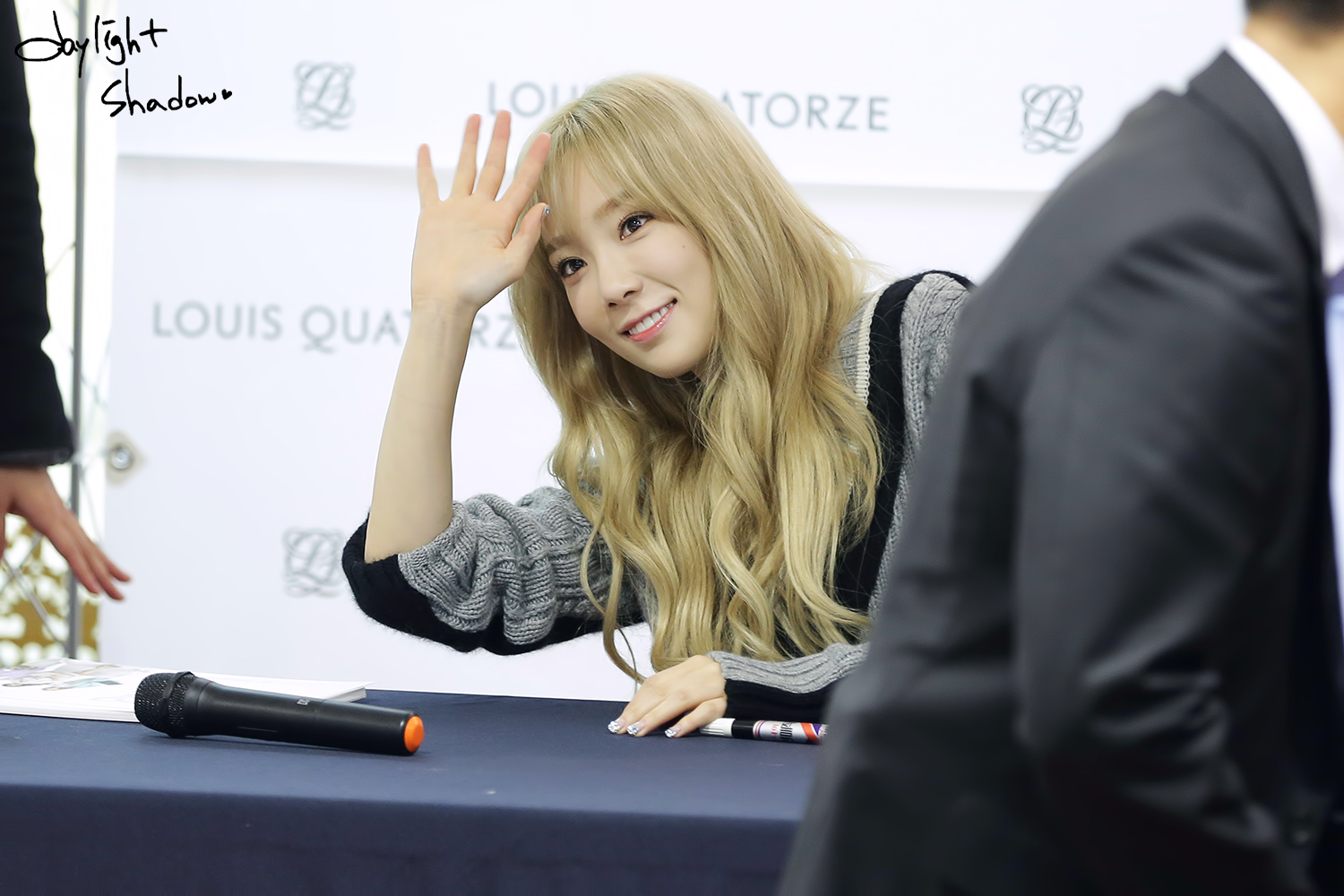 [PIC][27-11-2015]TaeTiSeo tham dự buổi Fansign cho thương hiệu "Louis Quartoze" tại Lotte Department Store Busan vào chiều nay - Page 6 2560214956B476E00813DF