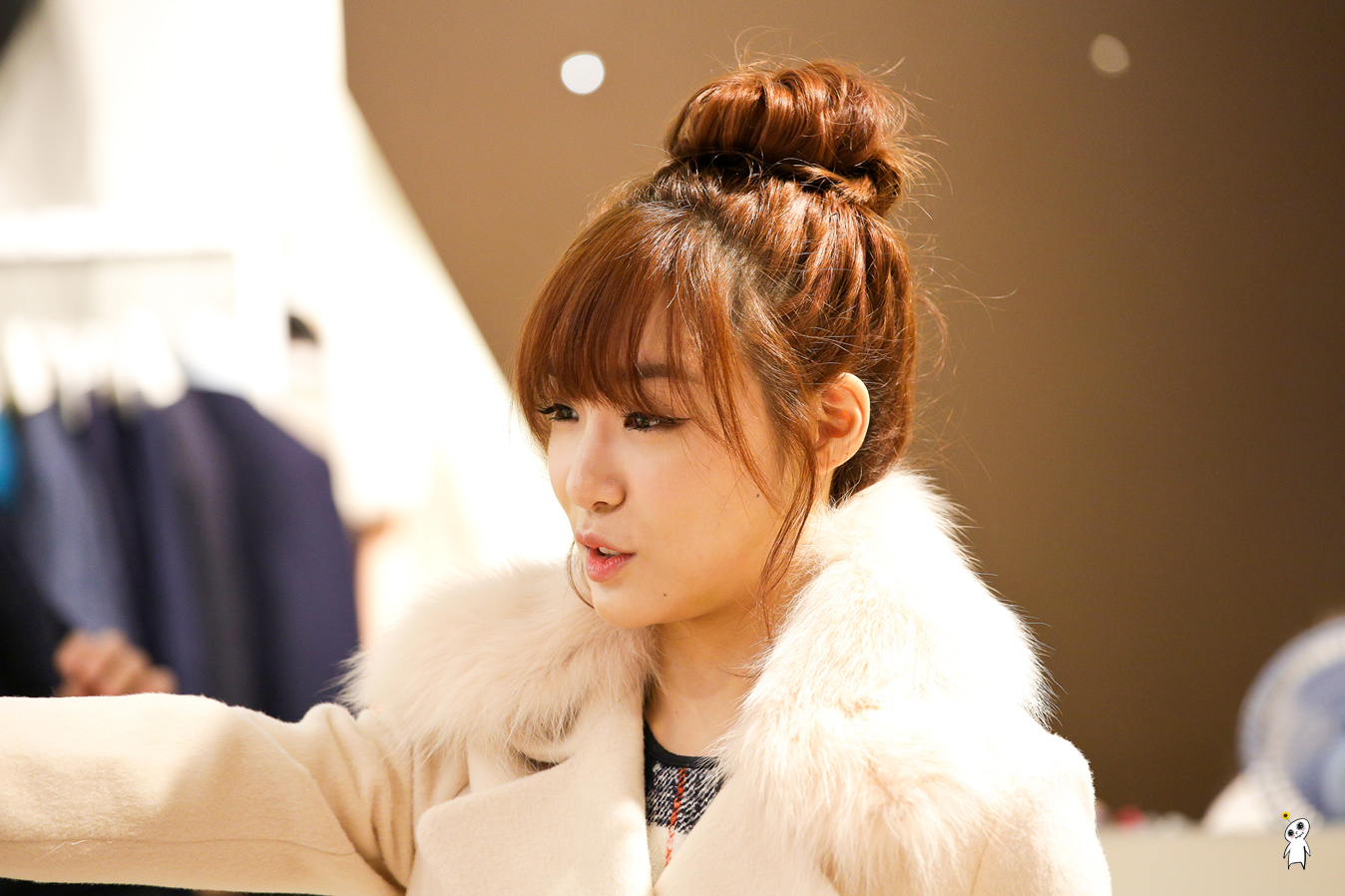 [PIC][28-11-2013]Tiffany ghé thăm cửa hàng "QUA" ở Hyundai Department Store vào trưa nay - Page 3 266B644152980C9601DC5E
