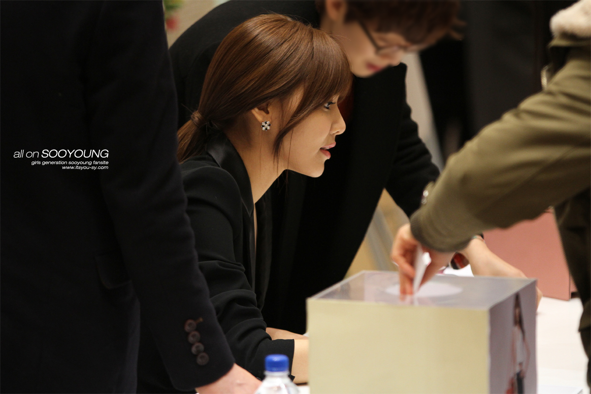 [PIC][20-02-2013]SooYoung xuất hiện tại buổi fansign cho thương hiệu "Double M" vào chiều nay - Page 3 2677453D51BFF85E0FA3B7