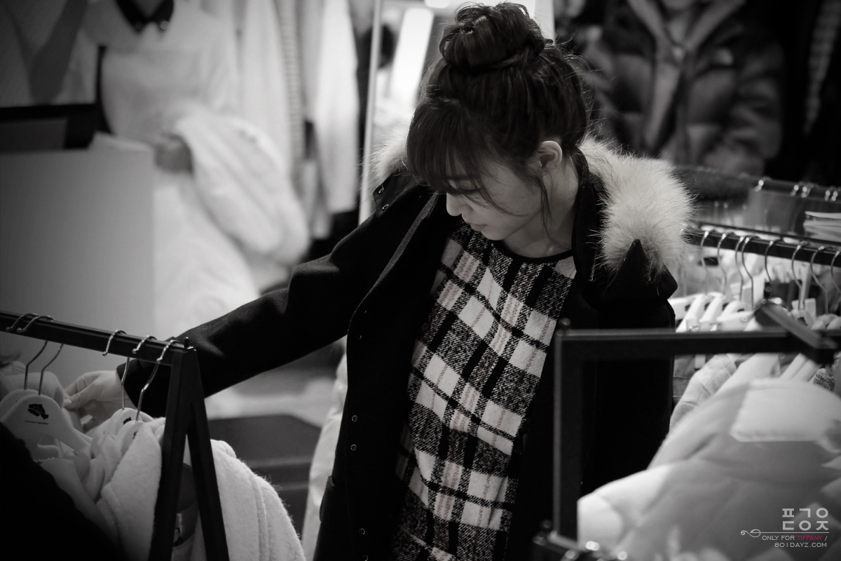 [PIC][28-11-2013]Tiffany ghé thăm cửa hàng "QUA" ở Hyundai Department Store vào trưa nay - Page 2 267BDE4B529756BF2B5E8C